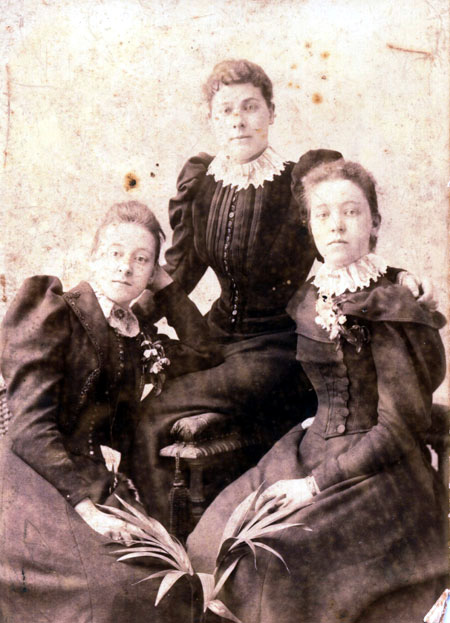 Margaret (Mabel), Isabella and Marion Bunn, 