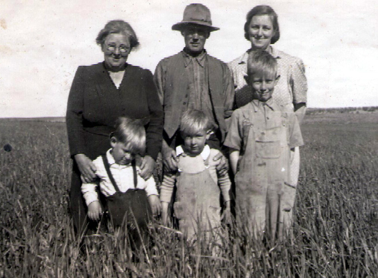 Doris and Harry Wilson with Dadswell and White relations