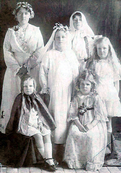 Smiley children, about 1917